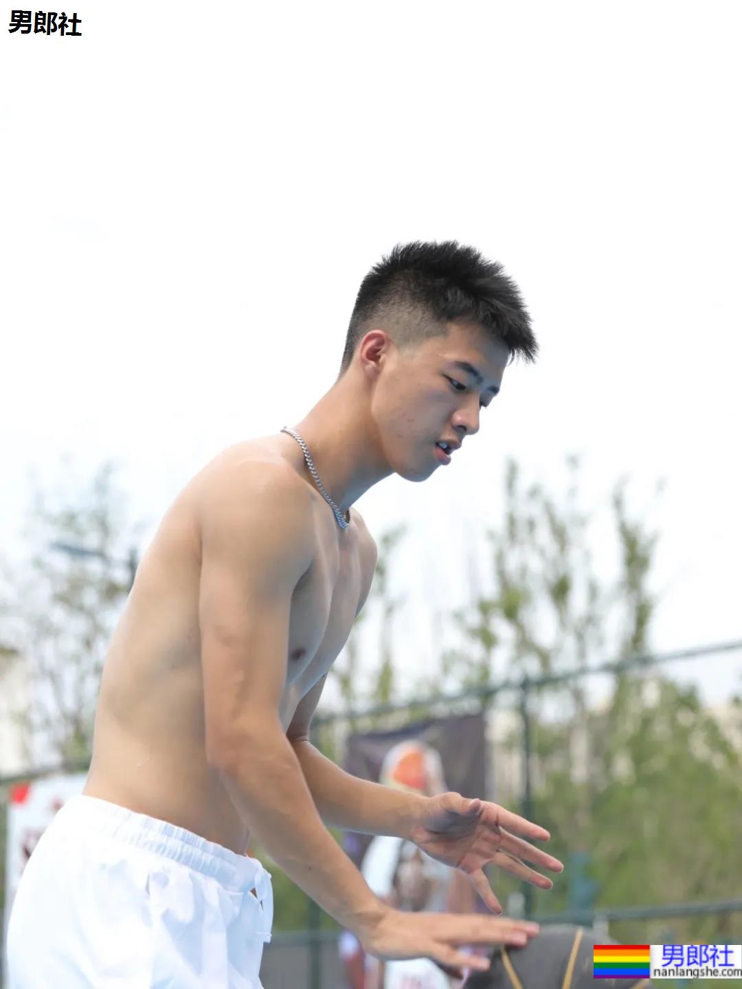 185CM成都篮球帅哥找到了!球场流汗脱衣打球太A了! - 51虹马 185CM成都篮球帅哥找到了!球场流汗脱衣打球太A了! - 51虹马