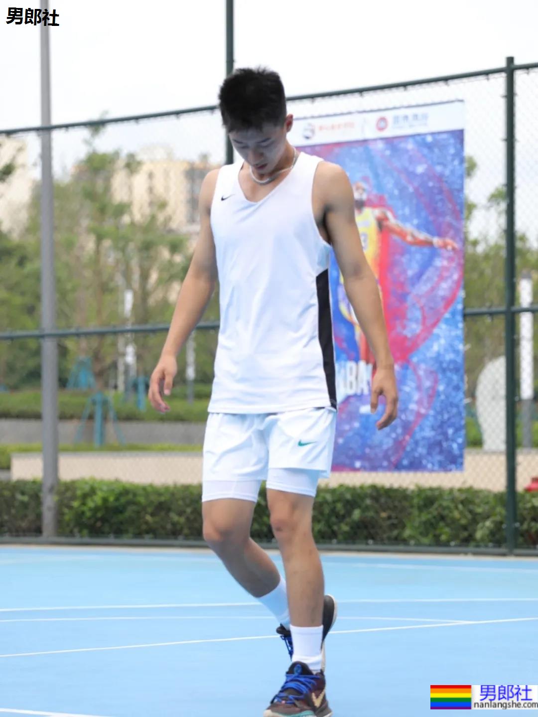 185CM成都篮球帅哥找到了!球场流汗脱衣打球太A了! - 51虹马 185CM成都篮球帅哥找到了!球场流汗脱衣打球太A了! - 51虹马