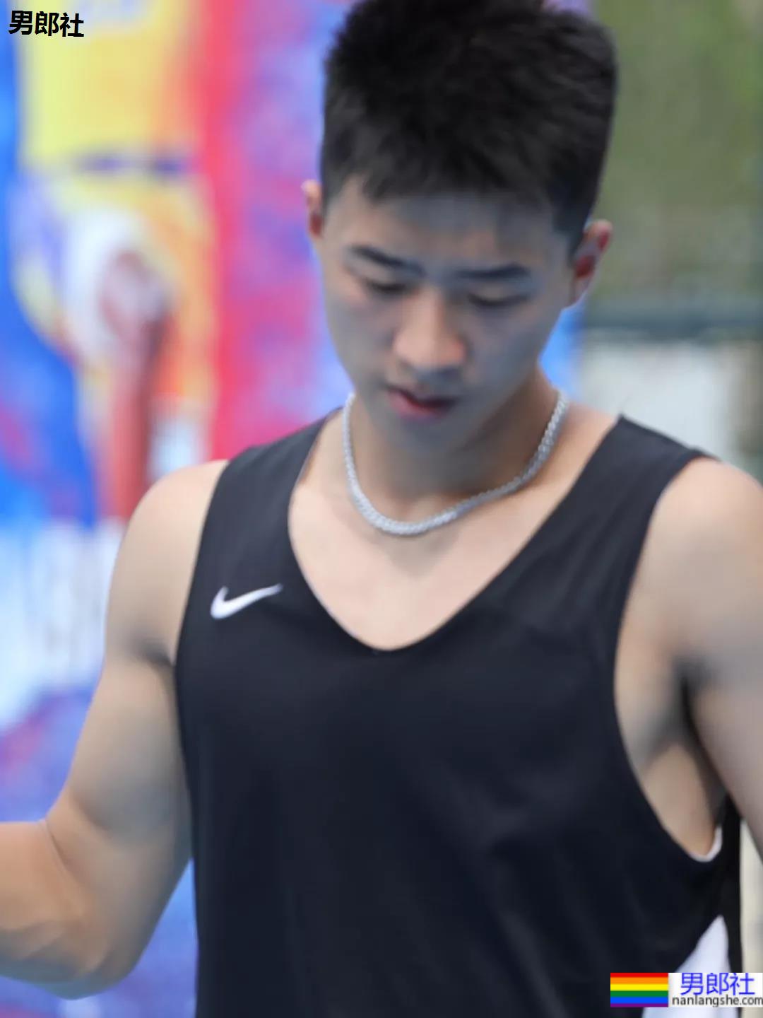 185CM成都篮球帅哥找到了!球场流汗脱衣打球太A了! - 51虹马 185CM成都篮球帅哥找到了!球场流汗脱衣打球太A了! - 51虹马