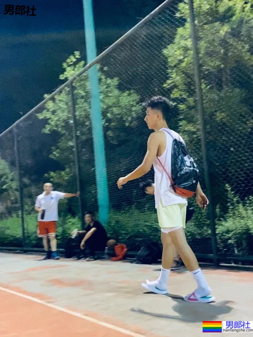 185CM成都篮球帅哥找到了!球场流汗脱衣打球太A了! - 51虹马 185CM成都篮球帅哥找到了!球场流汗脱衣打球太A了! - 51虹马