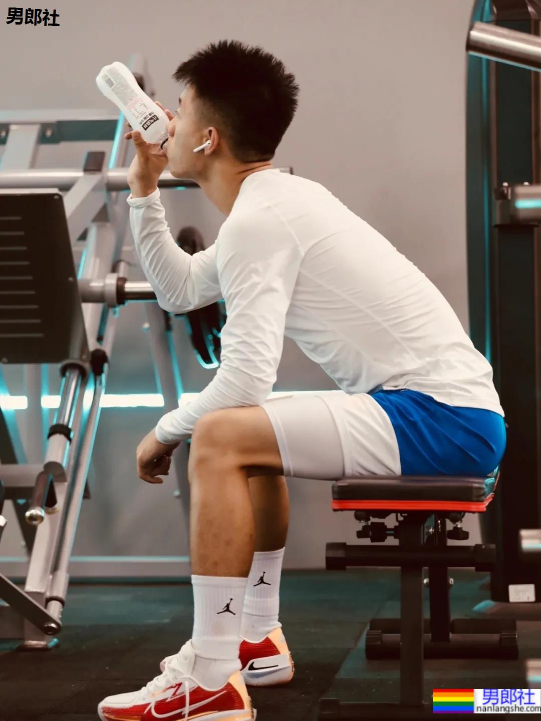 185CM成都篮球帅哥找到了!球场流汗脱衣打球太A了! - 51虹马 185CM成都篮球帅哥找到了!球场流汗脱衣打球太A了! - 51虹马