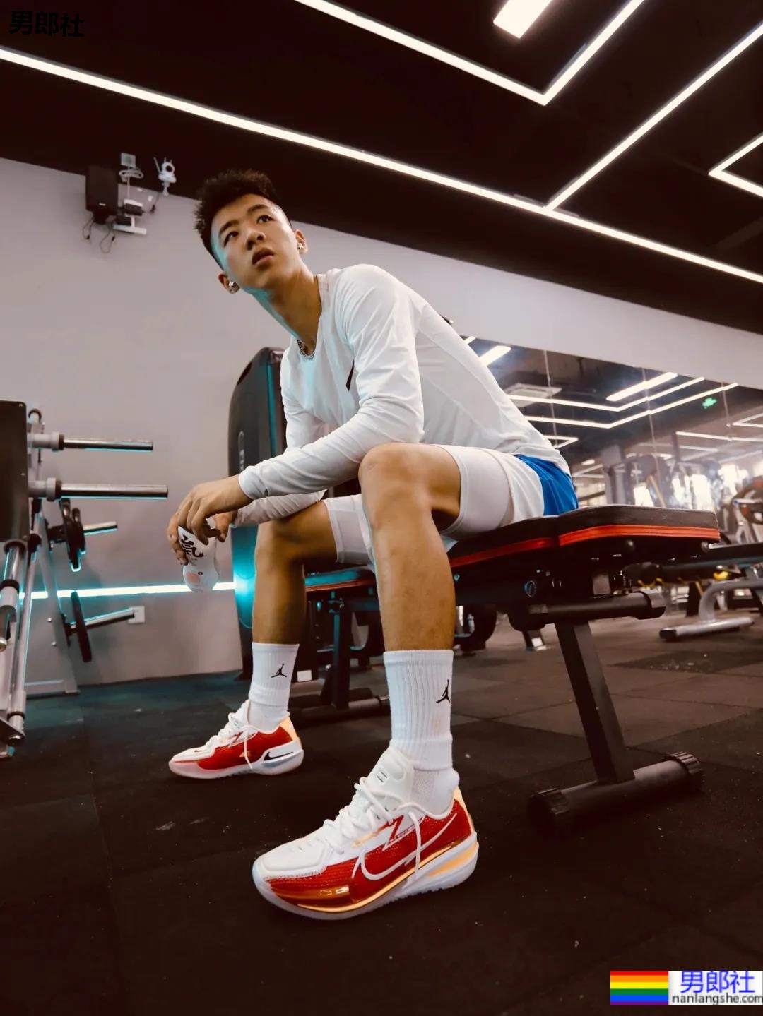 185CM成都篮球帅哥找到了!球场流汗脱衣打球太A了! - 51虹马 185CM成都篮球帅哥找到了!球场流汗脱衣打球太A了! - 51虹马