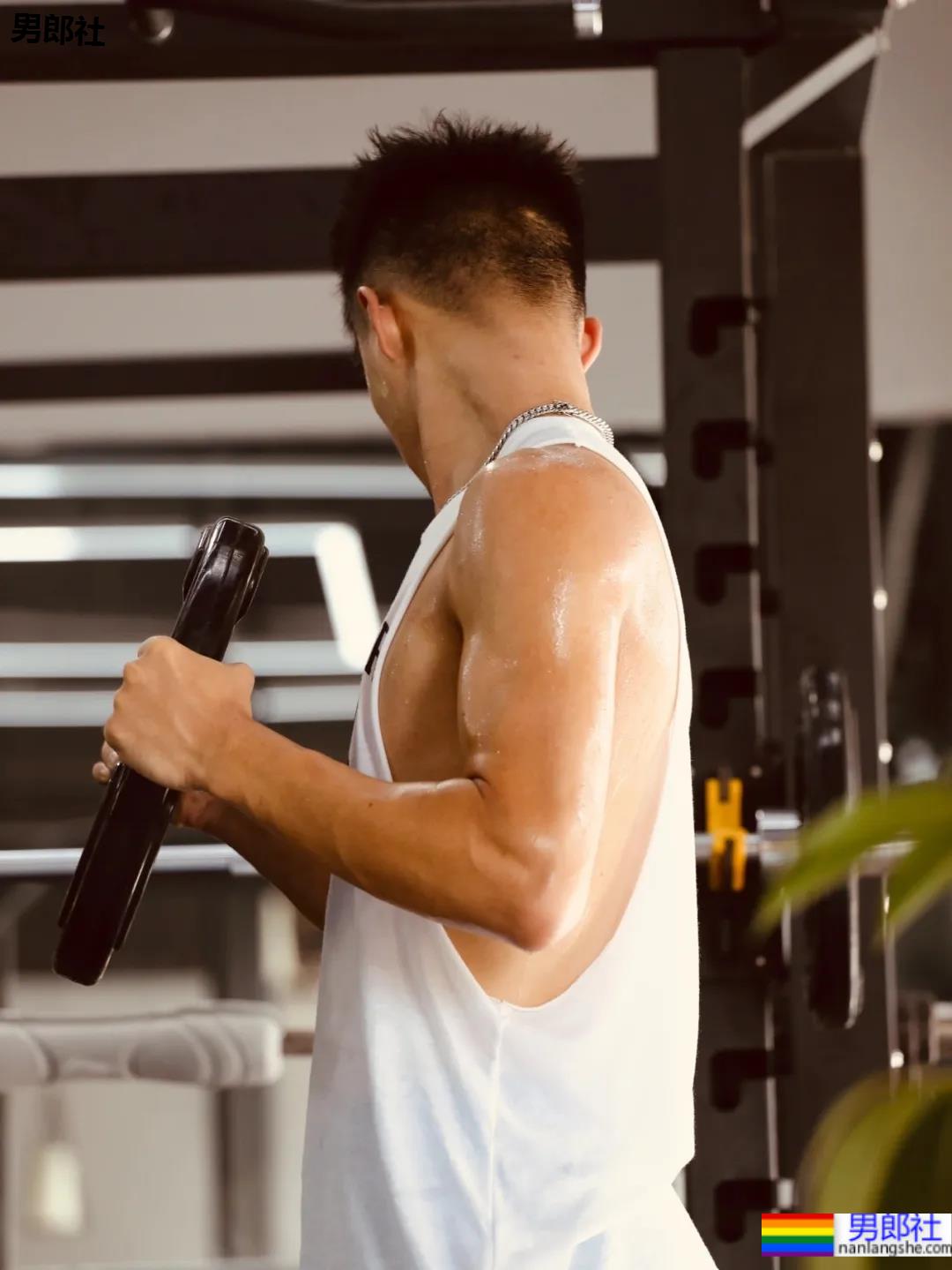 185CM成都篮球帅哥找到了!球场流汗脱衣打球太A了! - 51虹马 185CM成都篮球帅哥找到了!球场流汗脱衣打球太A了! - 51虹马