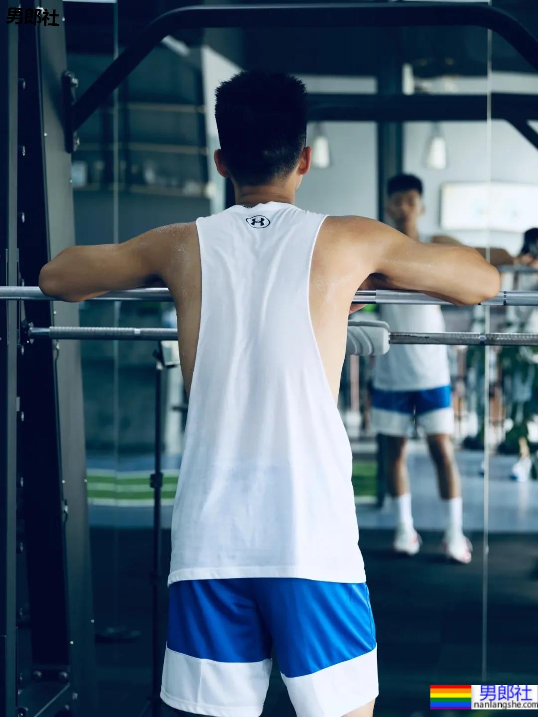 185CM成都篮球帅哥找到了!球场流汗脱衣打球太A了! - 51虹马 185CM成都篮球帅哥找到了!球场流汗脱衣打球太A了! - 51虹马