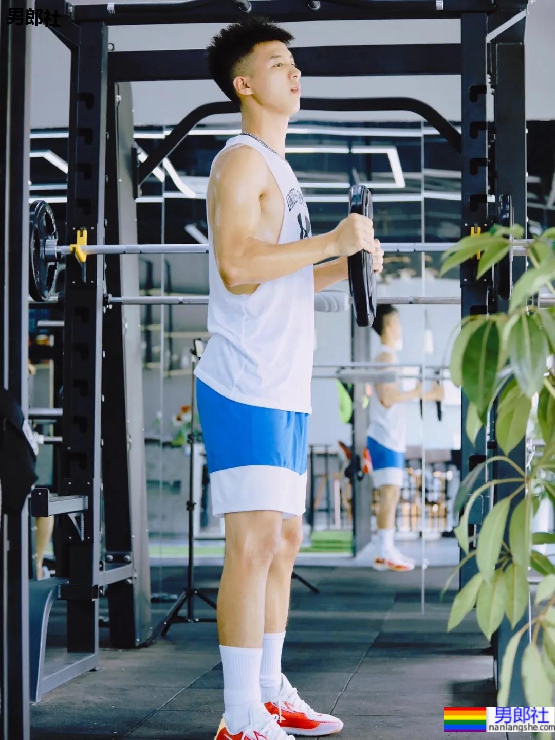 185CM成都篮球帅哥找到了!球场流汗脱衣打球太A了! - 51虹马 185CM成都篮球帅哥找到了!球场流汗脱衣打球太A了! - 51虹马