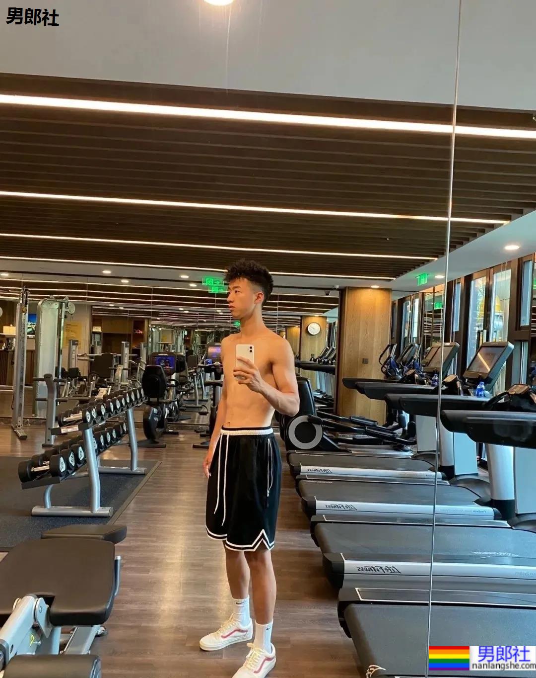 185CM成都篮球帅哥找到了!球场流汗脱衣打球太A了! - 51虹马 185CM成都篮球帅哥找到了!球场流汗脱衣打球太A了! - 51虹马