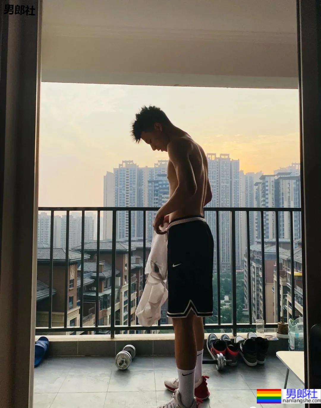 185CM成都篮球帅哥找到了!球场流汗脱衣打球太A了! - 51虹马 185CM成都篮球帅哥找到了!球场流汗脱衣打球太A了! - 51虹马