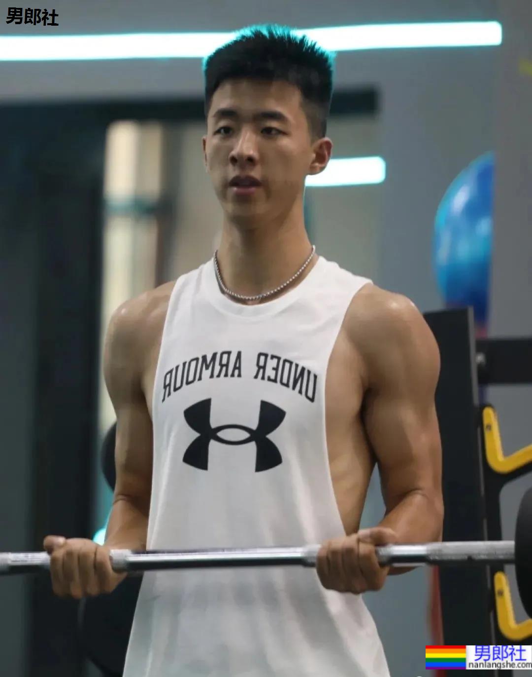 185CM成都篮球帅哥找到了!球场流汗脱衣打球太A了! - 51虹马 185CM成都篮球帅哥找到了!球场流汗脱衣打球太A了! - 51虹马