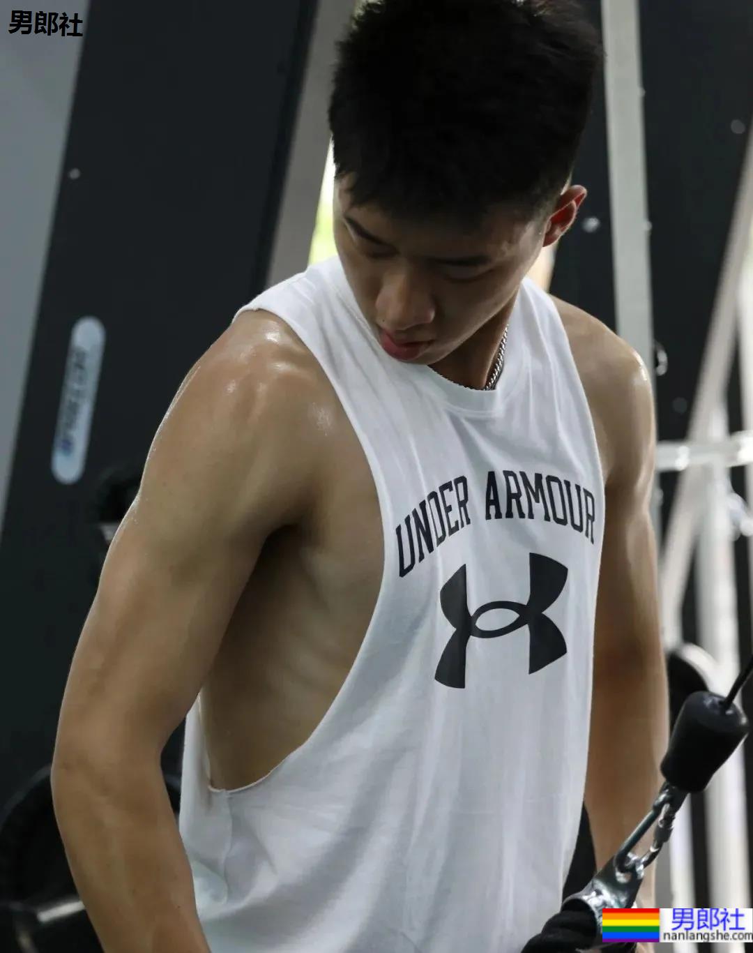 185CM成都篮球帅哥找到了!球场流汗脱衣打球太A了! - 51虹马 185CM成都篮球帅哥找到了!球场流汗脱衣打球太A了! - 51虹马