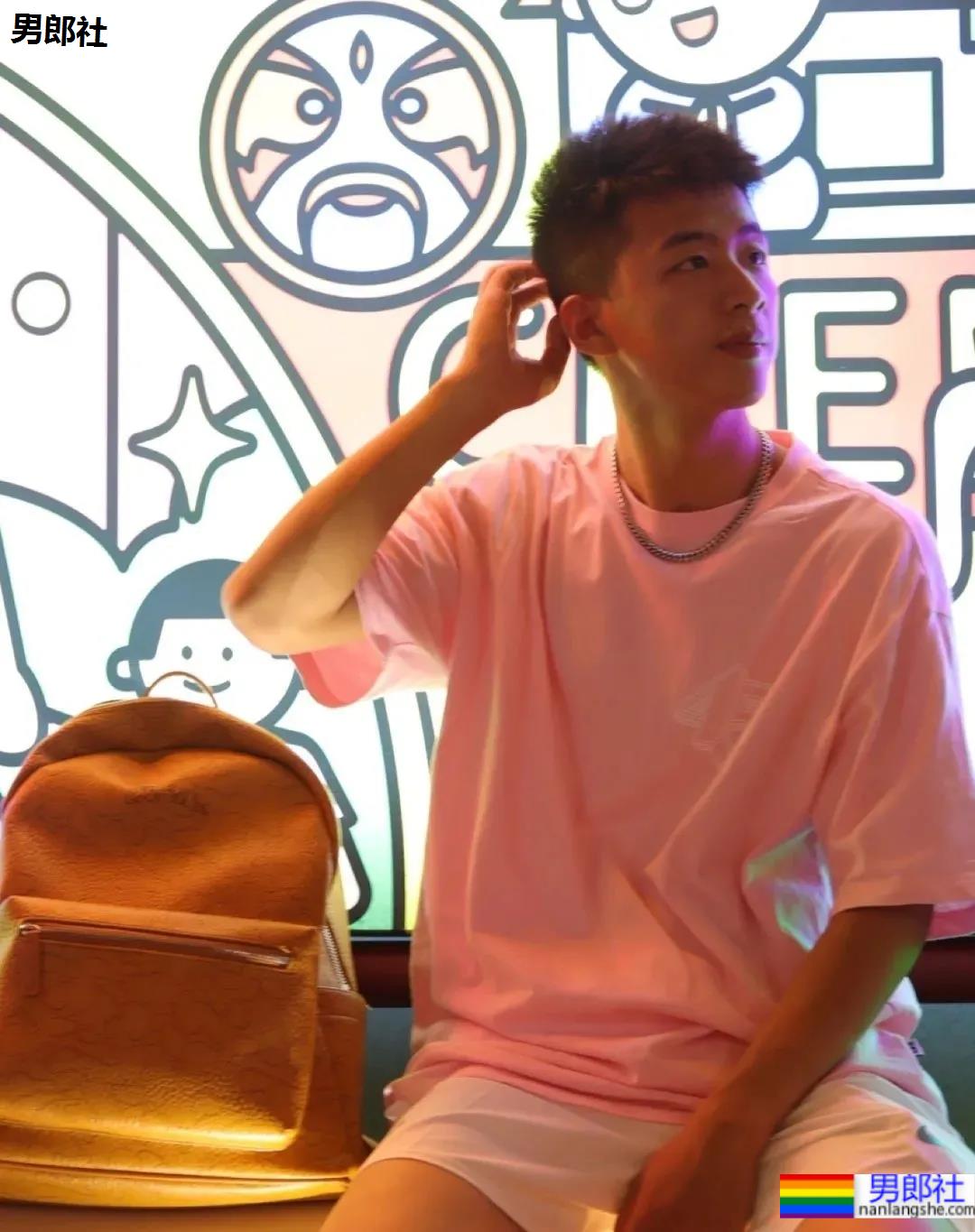 185CM成都篮球帅哥找到了!球场流汗脱衣打球太A了! - 51虹马 185CM成都篮球帅哥找到了!球场流汗脱衣打球太A了! - 51虹马