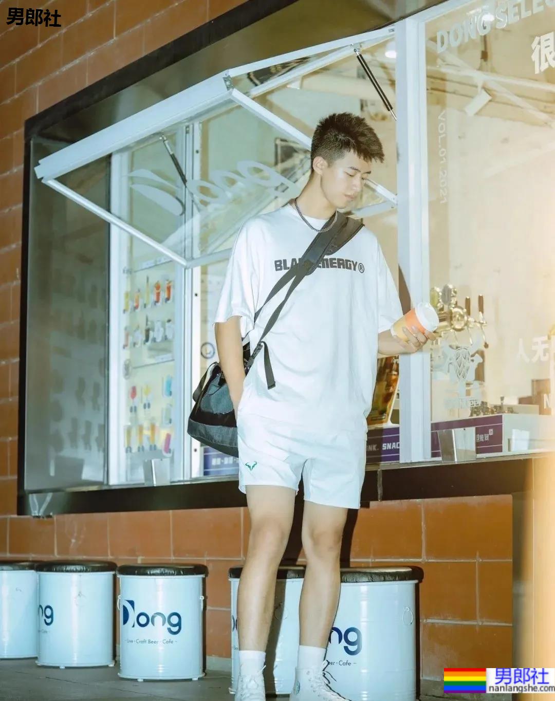 185CM成都篮球帅哥找到了!球场流汗脱衣打球太A了! - 51虹马 185CM成都篮球帅哥找到了!球场流汗脱衣打球太A了! - 51虹马