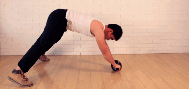 推特日本小伙的胸肌好看，老阿姨都不淡定了！ - 51虹马