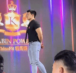 又一位胸肌撑爆衣服的裁判火了！奶狗脸狼狗身，这身材简直绝了 - 51虹马