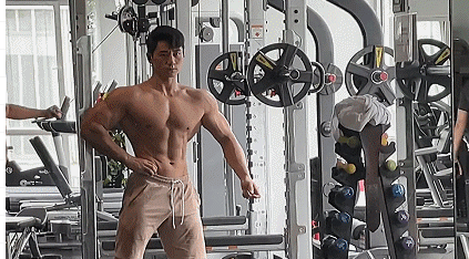 又一位胸肌撑爆衣服的裁判火了！奶狗脸狼狗身，这身材简直绝了 - 51虹马