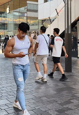 又一位胸肌撑爆衣服的裁判火了！奶狗脸狼狗身，这身材简直绝了 - 51虹马