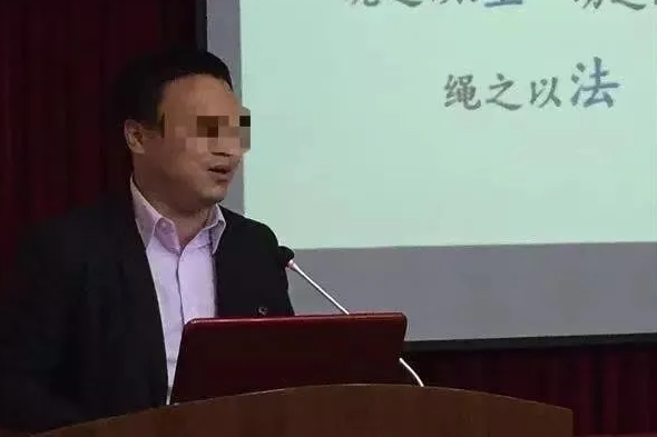 成都男教师猥亵20名男学生，男同事也不放过！-51虹马