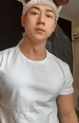 又一位胸肌撑爆衣服的裁判火了！奶狗脸狼狗身，这身材简直绝了 - 51虹马