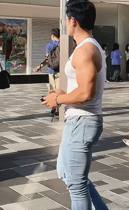 又一位胸肌撑爆衣服的裁判火了！奶狗脸狼狗身，这身材简直绝了 - 51虹马