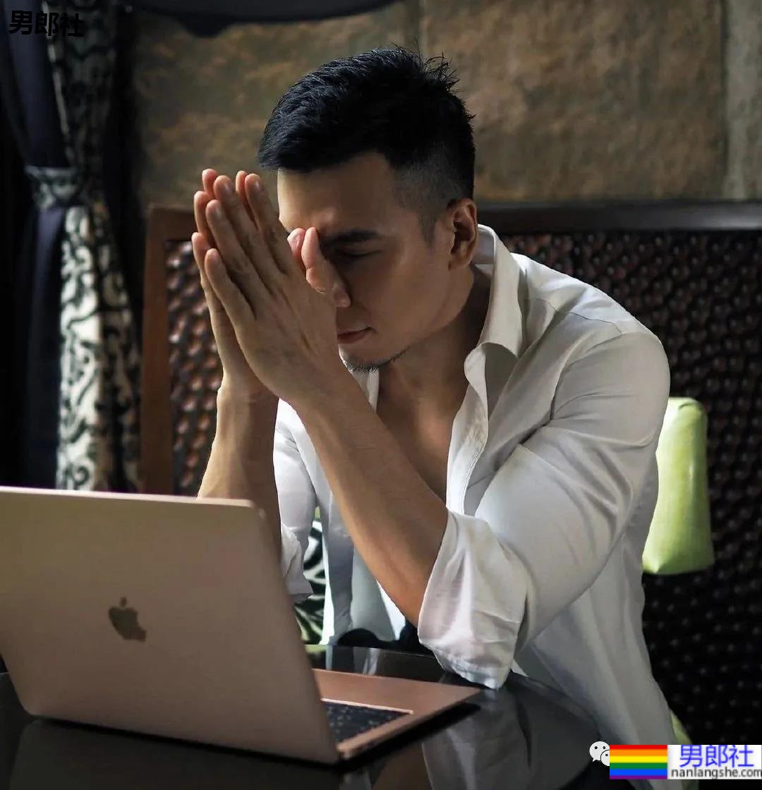 胡子正装肌肉男脱衣玩水，这谁能抵挡得了啊！ - 51虹马