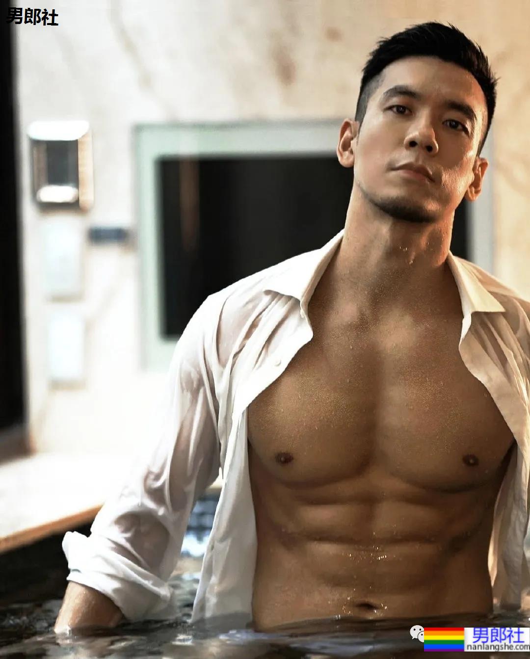 胡子正装肌肉男脱衣玩水，这谁能抵挡得了啊！ - 51虹马