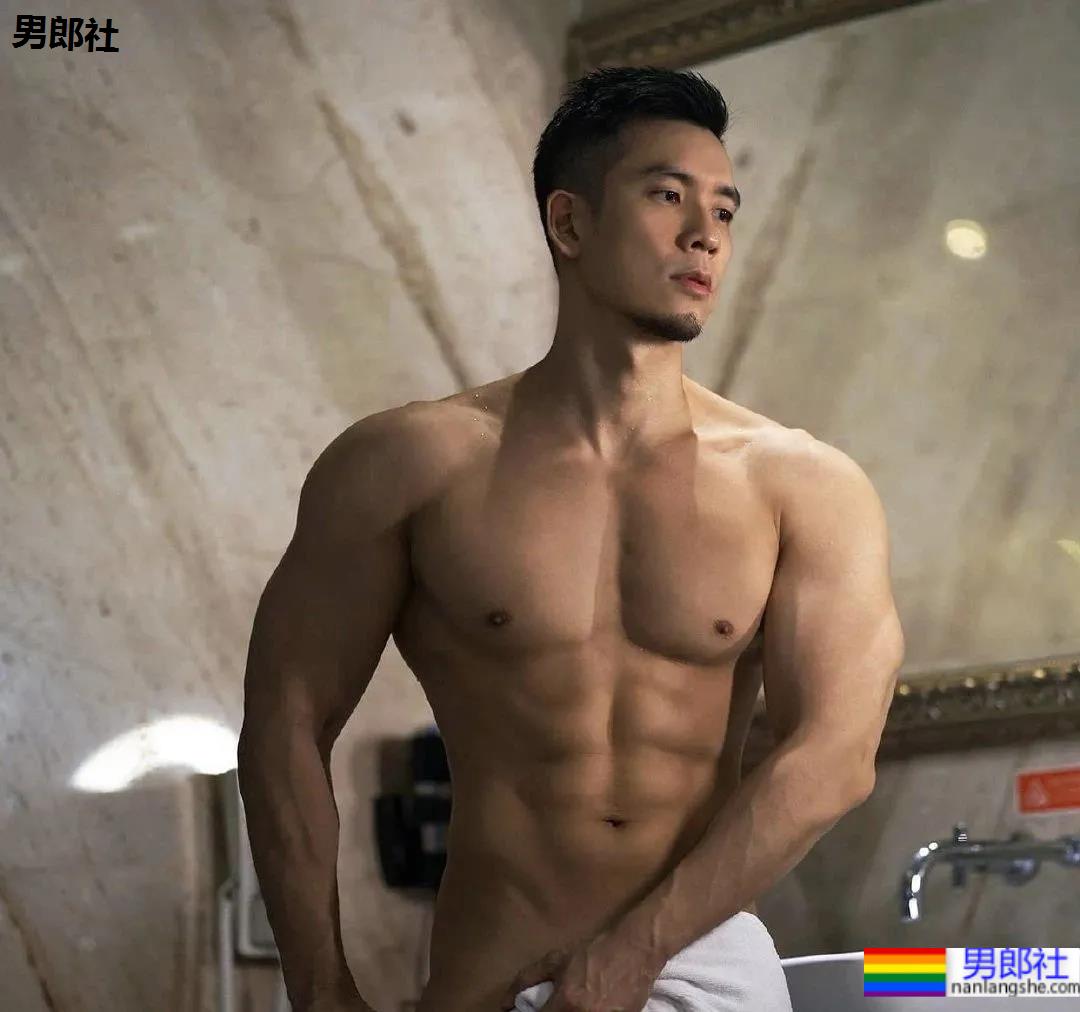 胡子正装肌肉男脱衣玩水，这谁能抵挡得了啊！ - 51虹马