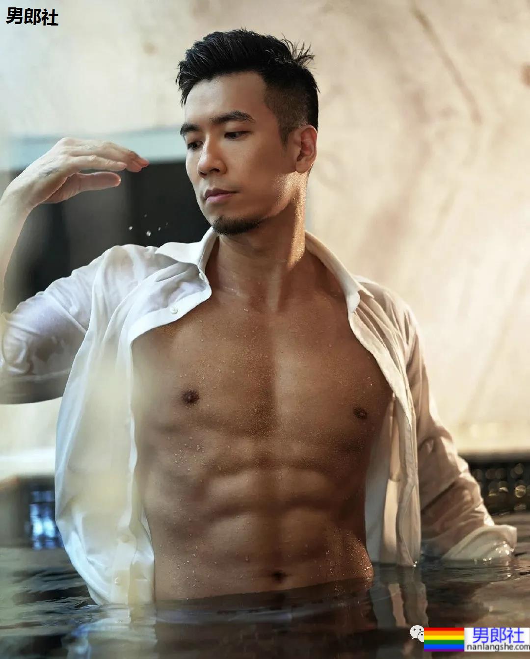 胡子正装肌肉男脱衣玩水，这谁能抵挡得了啊！ - 51虹马