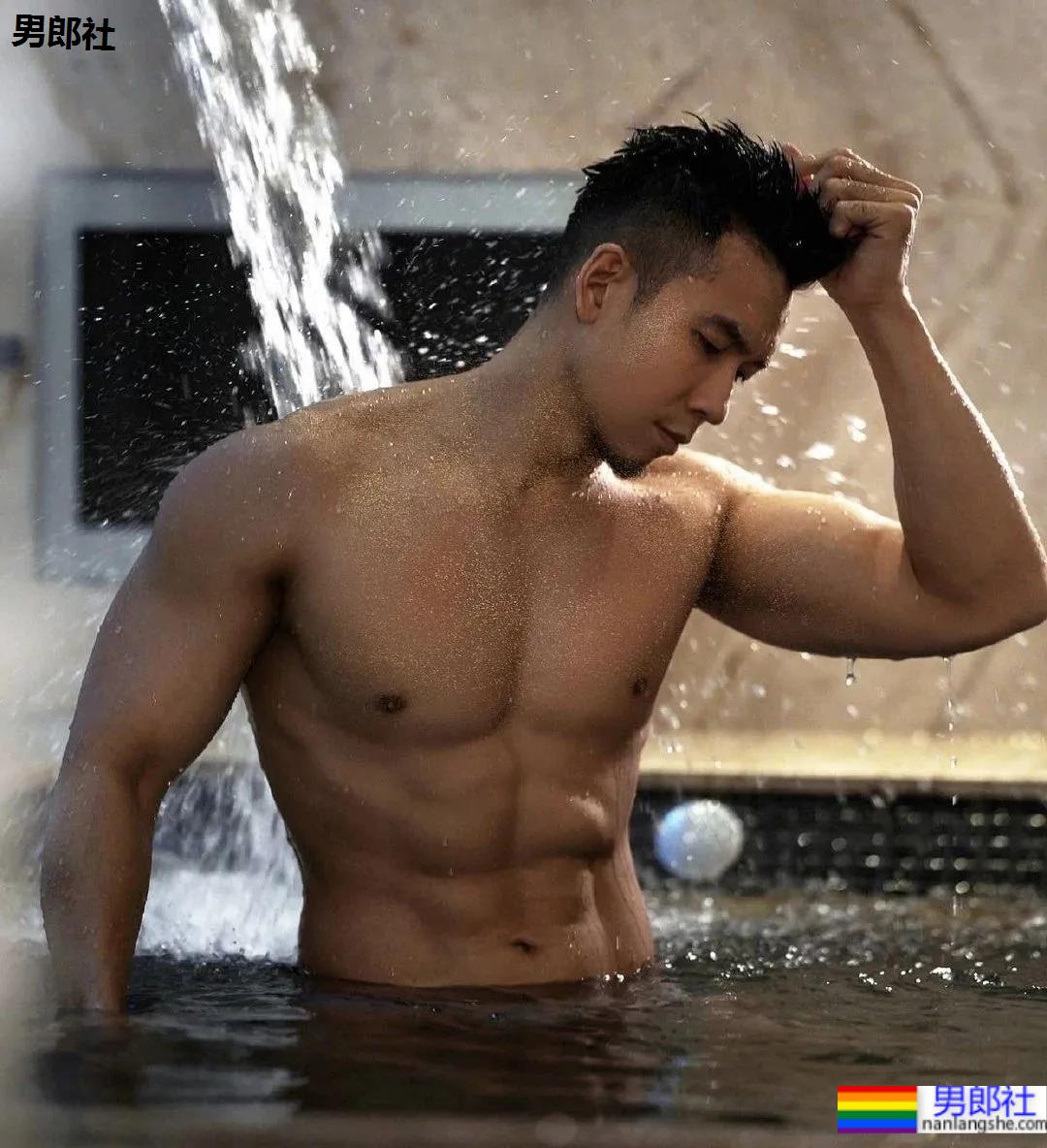 胡子正装肌肉男脱衣玩水，这谁能抵挡得了啊！ - 51虹马