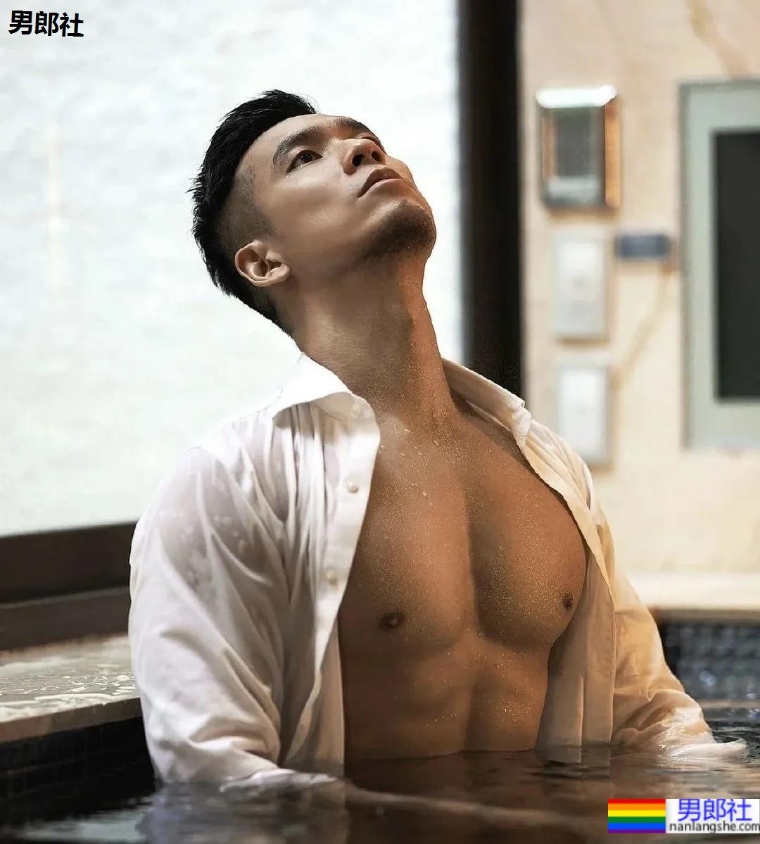 胡子正装肌肉男脱衣玩水，这谁能抵挡得了啊！ - 51虹马