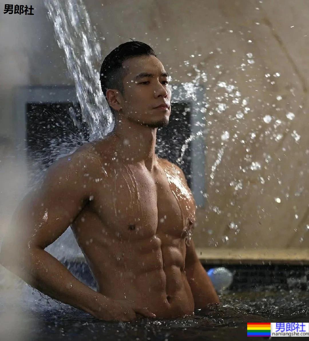 胡子正装肌肉男脱衣玩水，这谁能抵挡得了啊！ - 51虹马