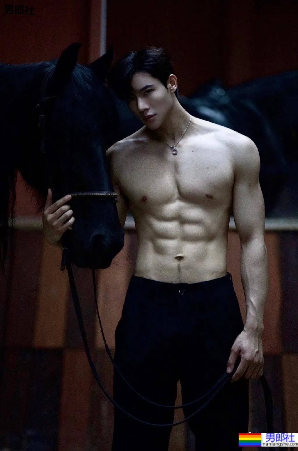 正装骑马小哥六块腹肌走红网络！颜正条顺的肌肉小狼狗，网友都睡不着了！ - 51虹马