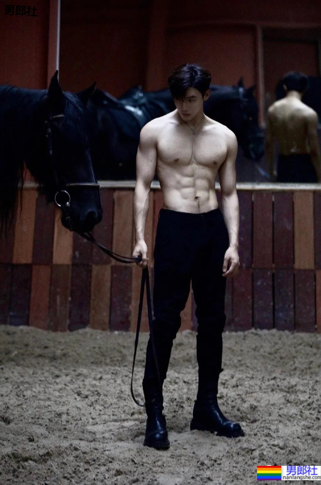 正装骑马小哥六块腹肌走红网络！颜正条顺的肌肉小狼狗，网友都睡不着了！ - 51虹马