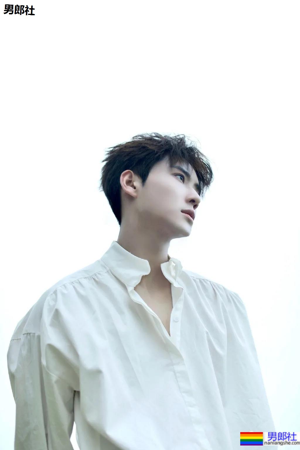 正装骑马小哥六块腹肌走红网络！颜正条顺的肌肉小狼狗，网友都睡不着了！ - 51虹马