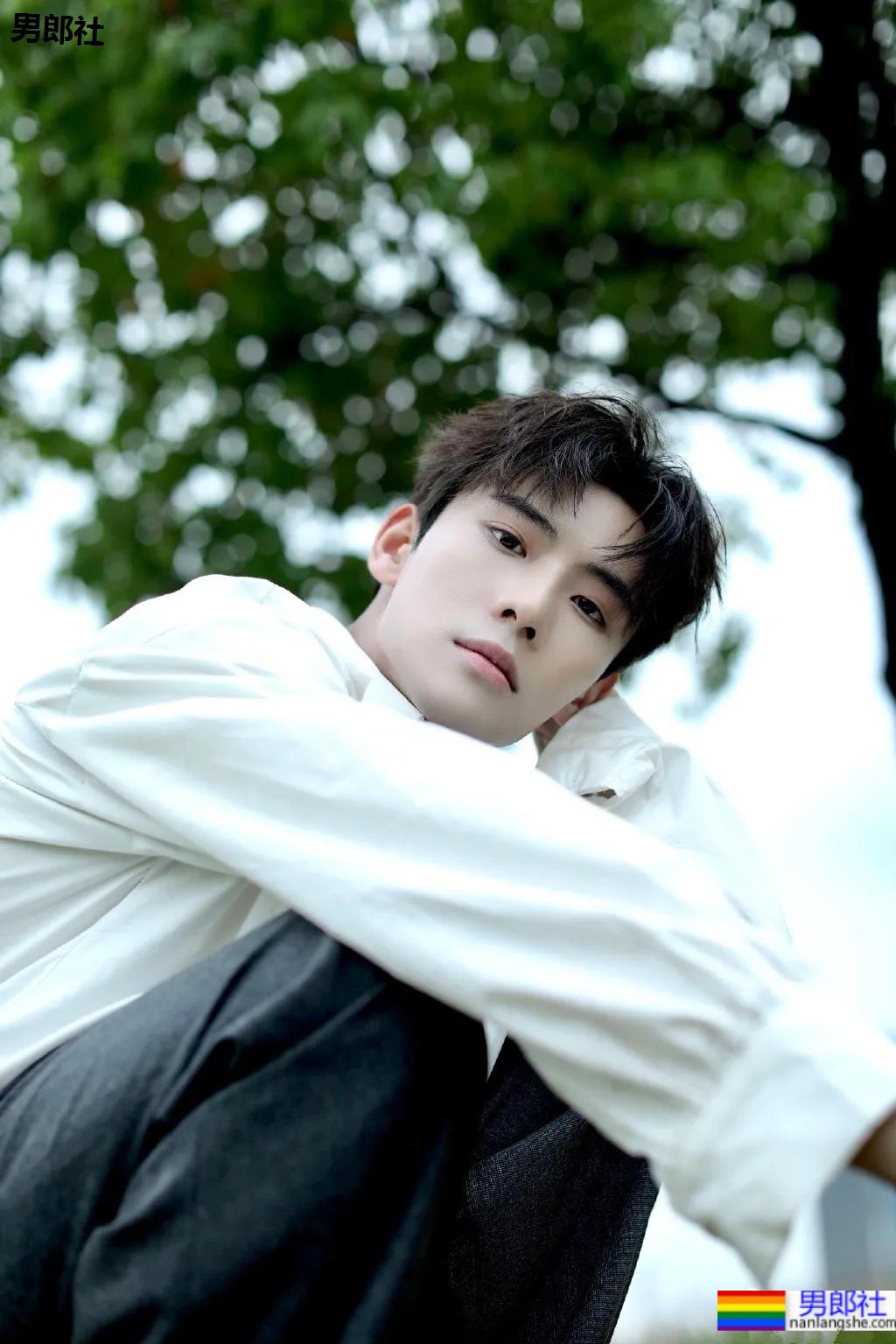 正装骑马小哥六块腹肌走红网络！颜正条顺的肌肉小狼狗，网友都睡不着了！ - 51虹马