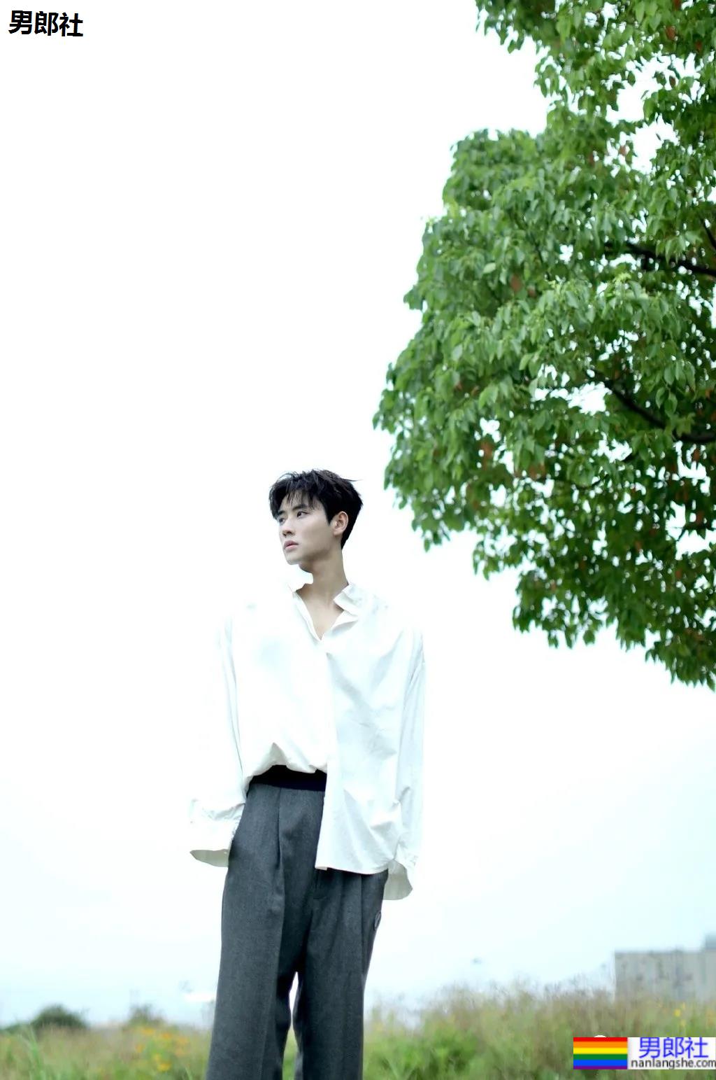 正装骑马小哥六块腹肌走红网络！颜正条顺的肌肉小狼狗，网友都睡不着了！ - 51虹马