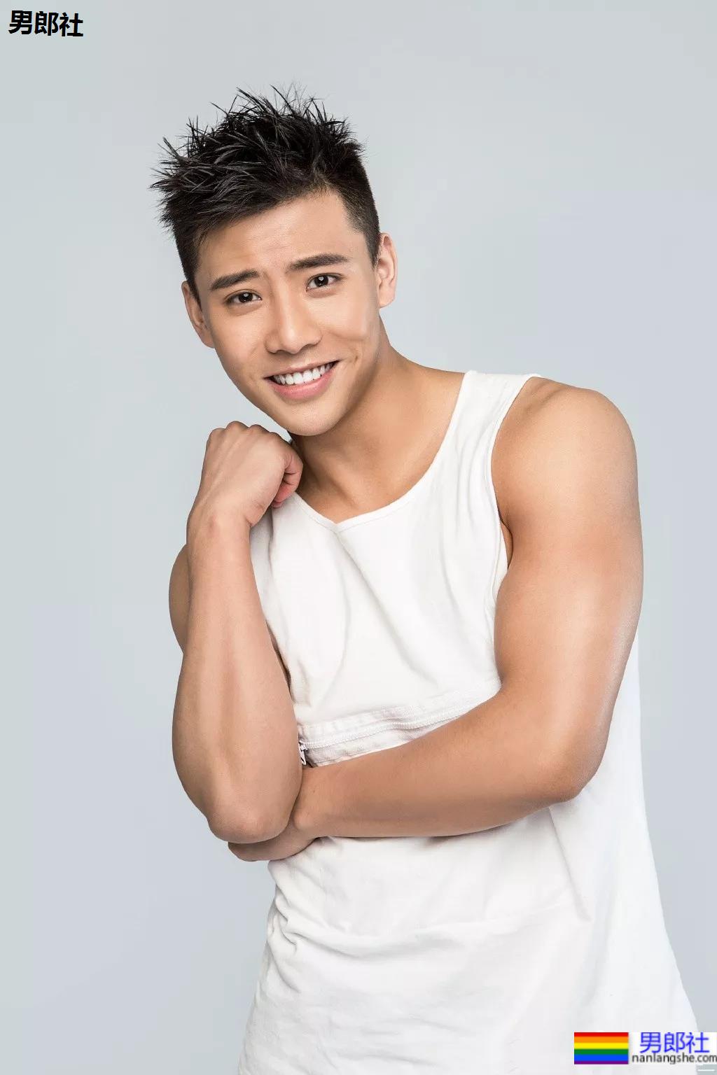 正装骑马小哥六块腹肌走红网络！颜正条顺的肌肉小狼狗，网友都睡不着了！ - 51虹马