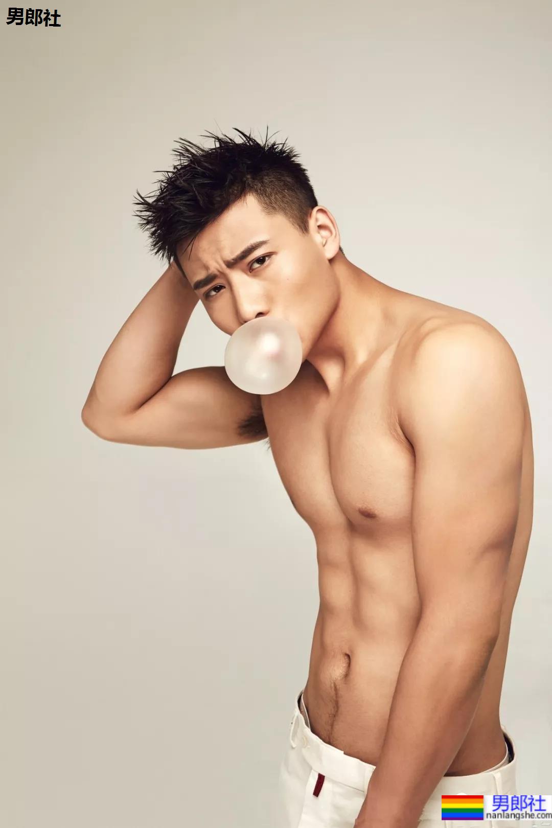 正装骑马小哥六块腹肌走红网络！颜正条顺的肌肉小狼狗，网友都睡不着了！ - 51虹马