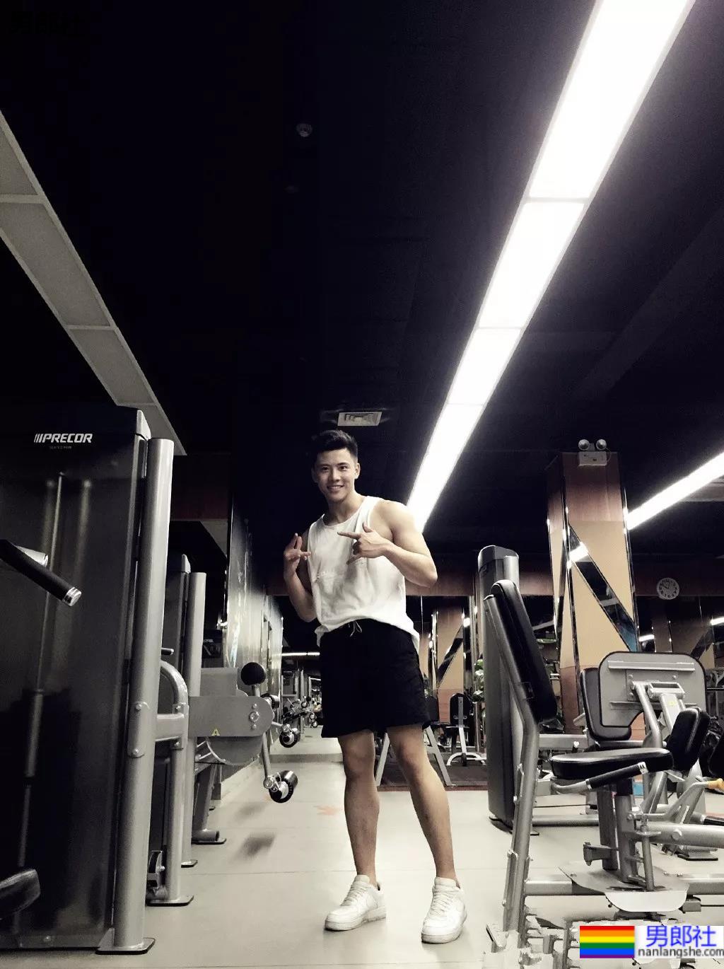 正装骑马小哥六块腹肌走红网络！颜正条顺的肌肉小狼狗，网友都睡不着了！ - 51虹马