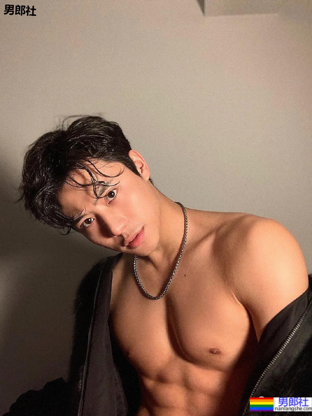 正装骑马小哥六块腹肌走红网络！颜正条顺的肌肉小狼狗，网友都睡不着了！ - 51虹马