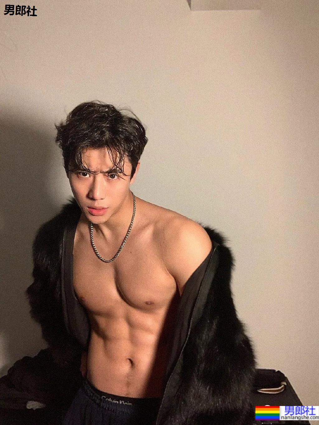 正装骑马小哥六块腹肌走红网络！颜正条顺的肌肉小狼狗，网友都睡不着了！ - 51虹马