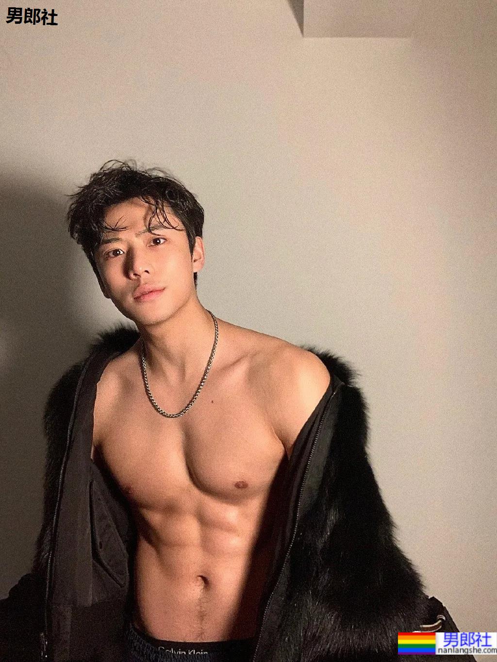 正装骑马小哥六块腹肌走红网络！颜正条顺的肌肉小狼狗，网友都睡不着了！ - 51虹马