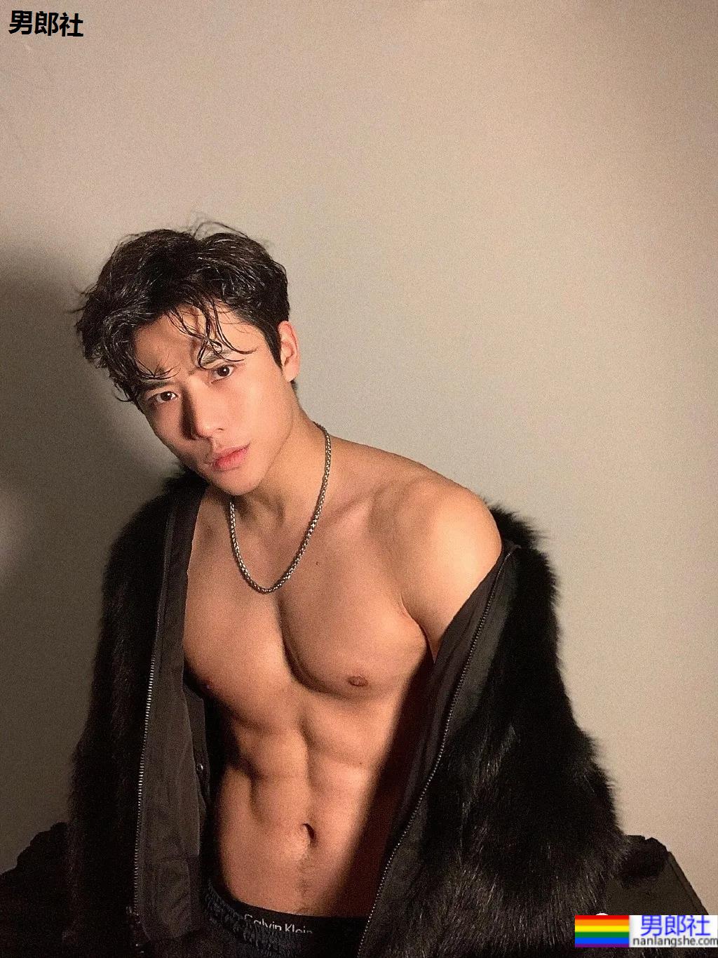 正装骑马小哥六块腹肌走红网络！颜正条顺的肌肉小狼狗，网友都睡不着了！ - 51虹马