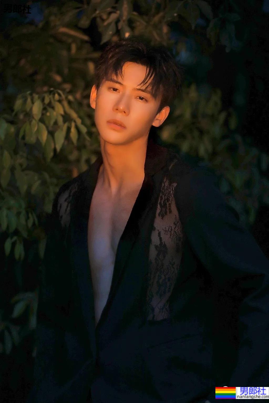 正装骑马小哥六块腹肌走红网络！颜正条顺的肌肉小狼狗，网友都睡不着了！ - 51虹马