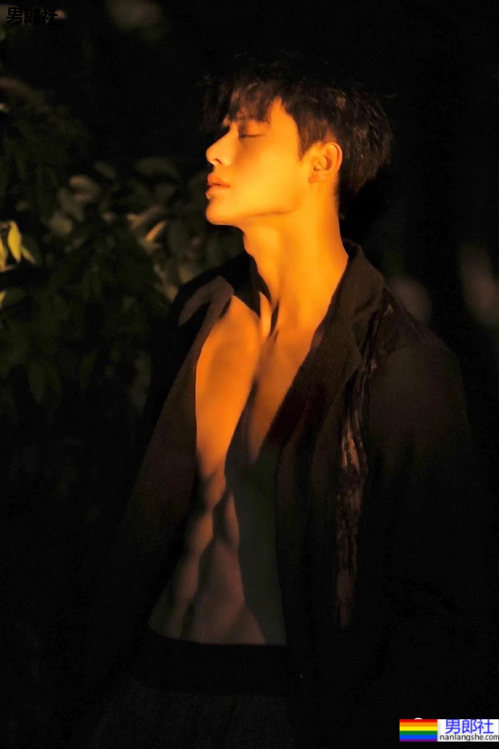 正装骑马小哥六块腹肌走红网络！颜正条顺的肌肉小狼狗，网友都睡不着了！ - 51虹马