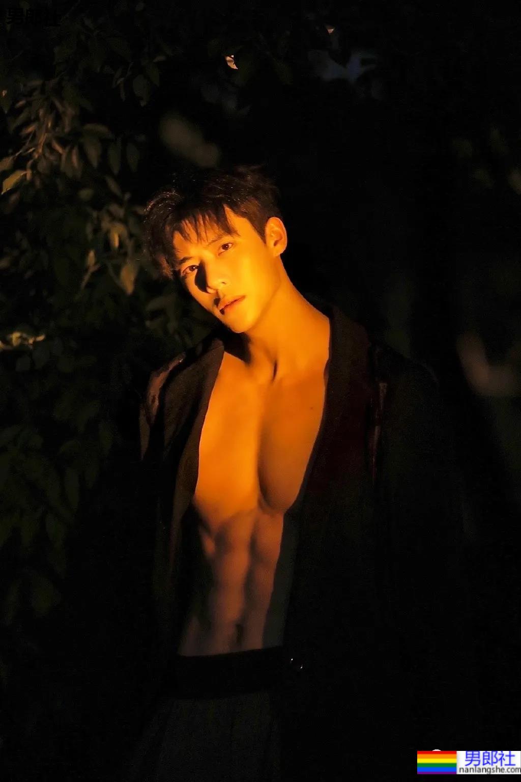 正装骑马小哥六块腹肌走红网络！颜正条顺的肌肉小狼狗，网友都睡不着了！ - 51虹马