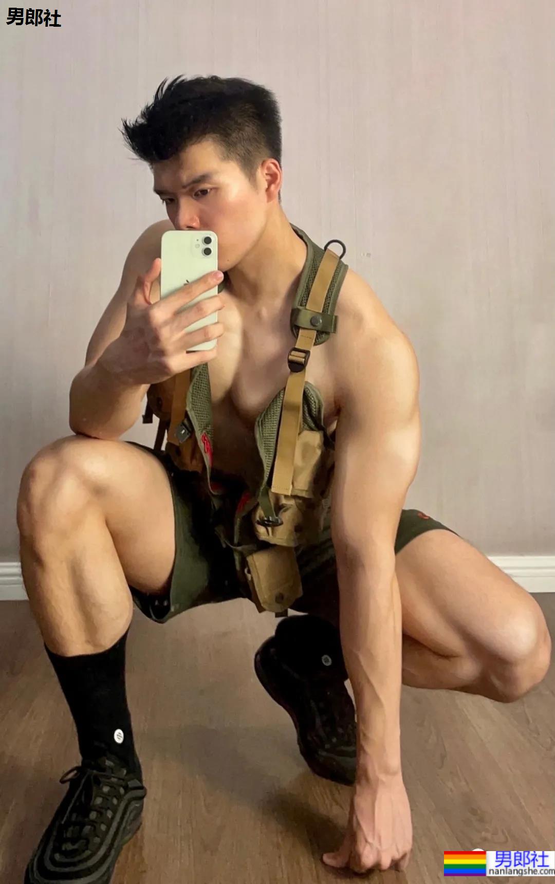 武汉最会穿袜子的肌肉小哥火了,这拍照的角度让网友不淡定-51虹马