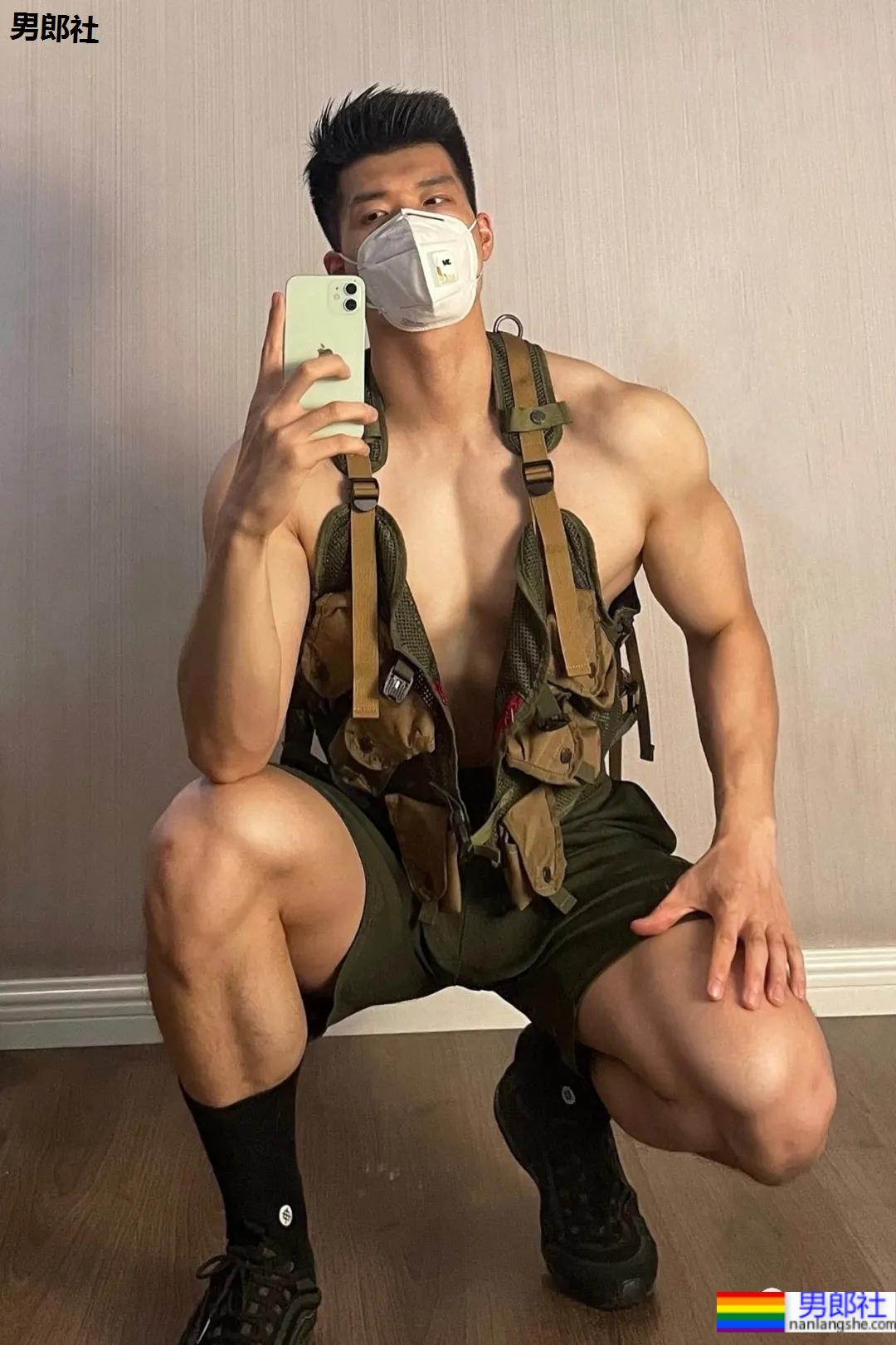 武汉最会穿袜子的肌肉小哥火了，这拍照的角度让网友不淡定 - 51虹马