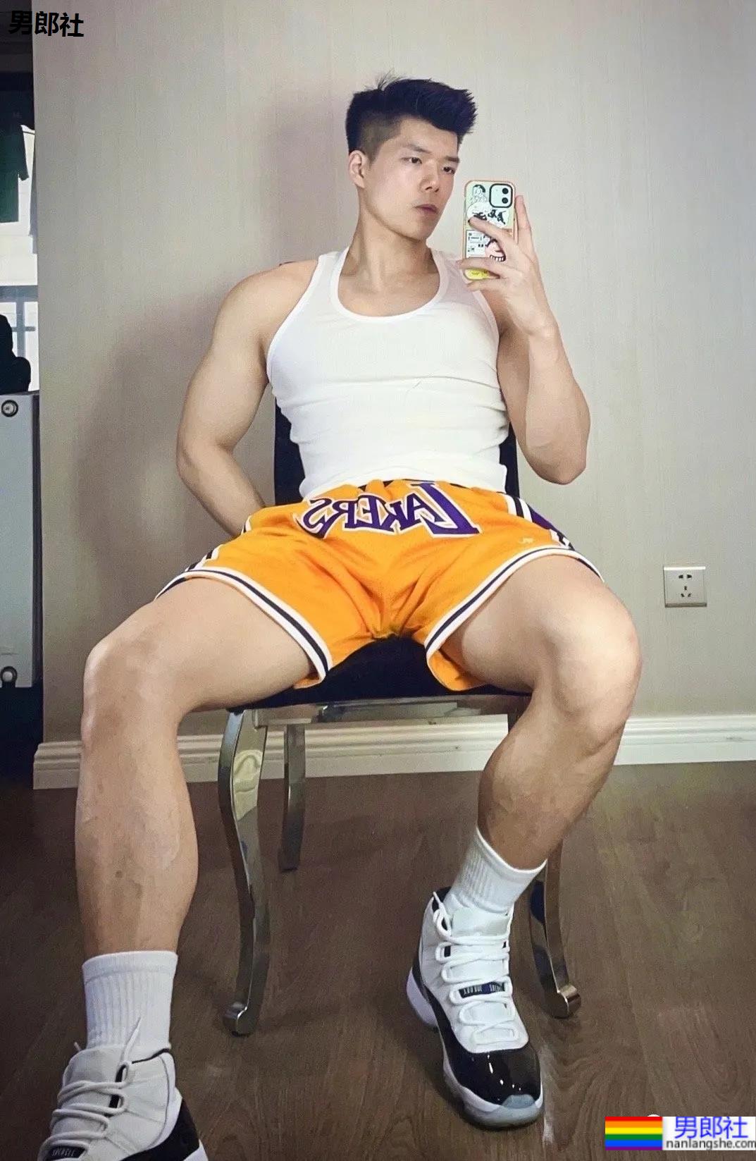 武汉最会穿袜子的肌肉小哥火了，这拍照的角度让网友不淡定 - 51虹马