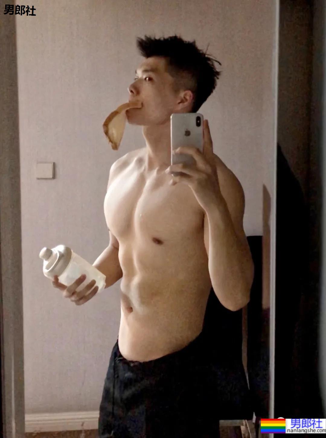 武汉最会穿袜子的肌肉小哥火了，这拍照的角度让网友不淡定 - 51虹马