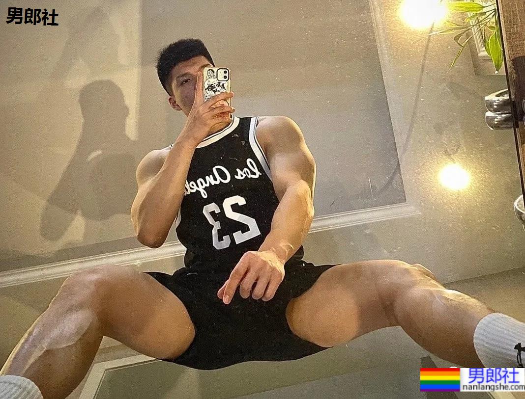 武汉最会穿袜子的肌肉小哥火了，这拍照的角度让网友不淡定 - 51虹马