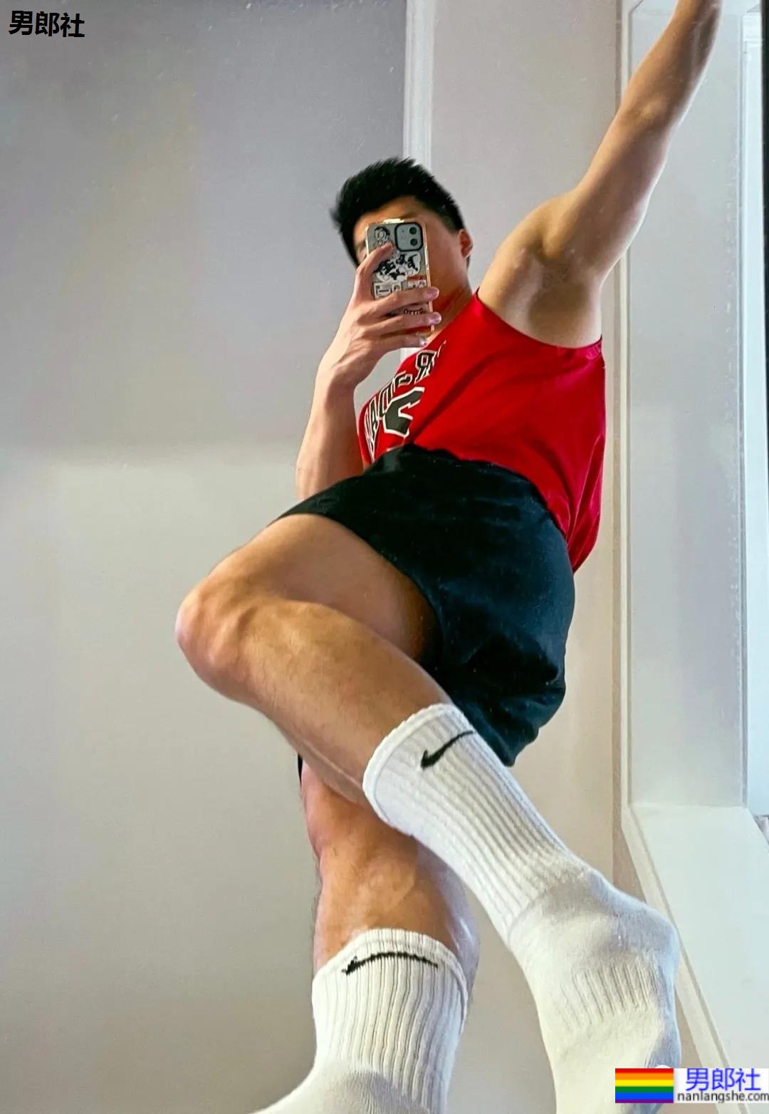 武汉最会穿袜子的肌肉小哥火了，这拍照的角度让网友不淡定 - 51虹马